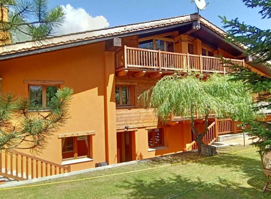 Discover a charming chalet nestled in a picturesque setting.