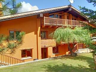 Discover a charming chalet nestled in a picturesque setting.