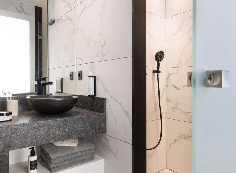 Experience modern luxury in this stunning bathroom.