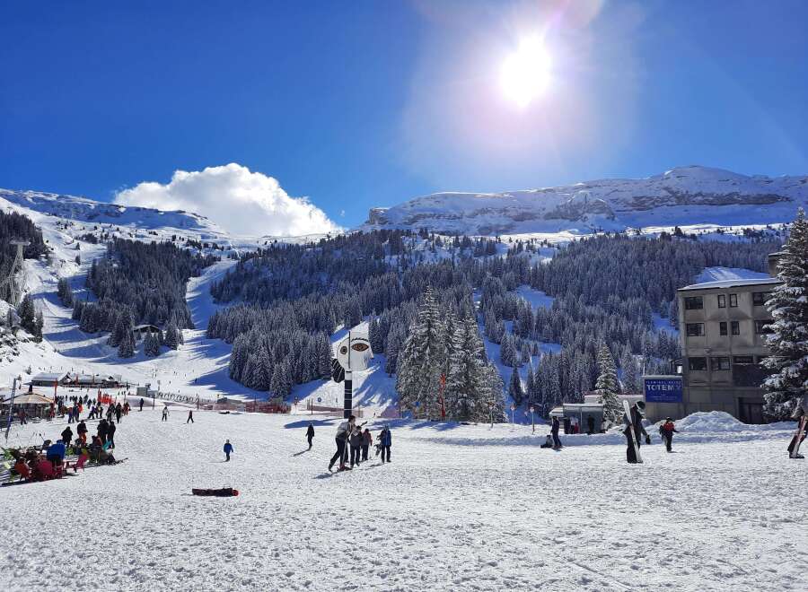 Experience the ultimate winter getaway in this stunning ski resort! This property boasts breathtaking mountain views, perfect for those seeking an active lifestyle.