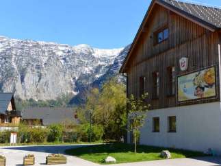 Nestled in a picturesque mountain setting, this charming property boasts a rustic wooden facade and a welcoming restaurant and bar.