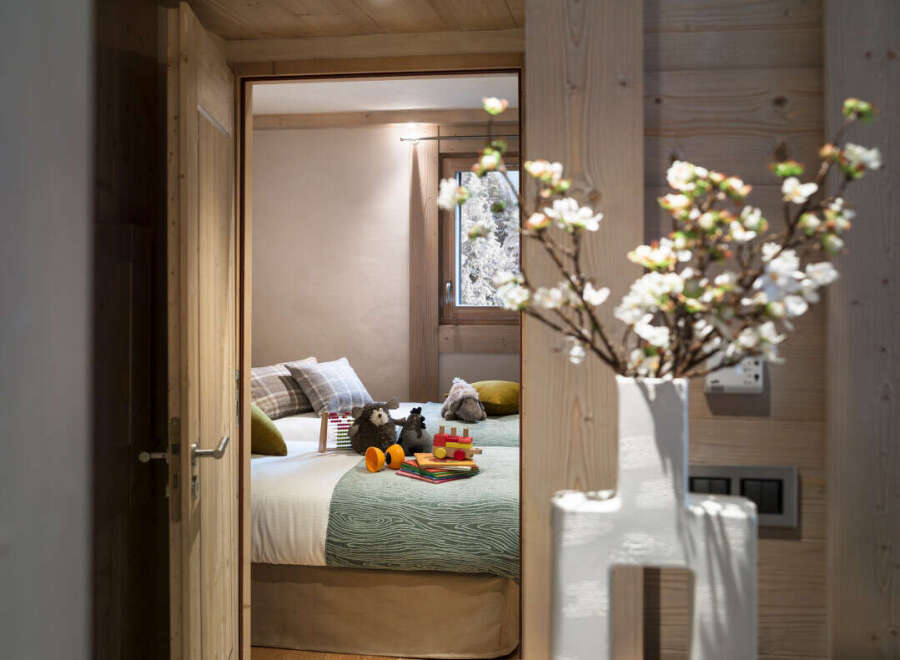This stunning chalet boasts a cozy bedroom with twin beds, perfect for children.