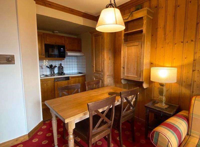 Cozy apartment with a fully equipped kitchen, perfect for preparing meals.