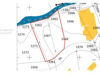 This detached land parcel offers a unique opportunity with its prime location and direct river access.