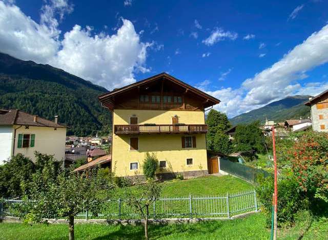Discover a charming house nestled in a picturesque mountain setting.