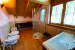 This charming bathroom features a unique wooden ceiling and flooring, creating a warm and inviting atmosphere.