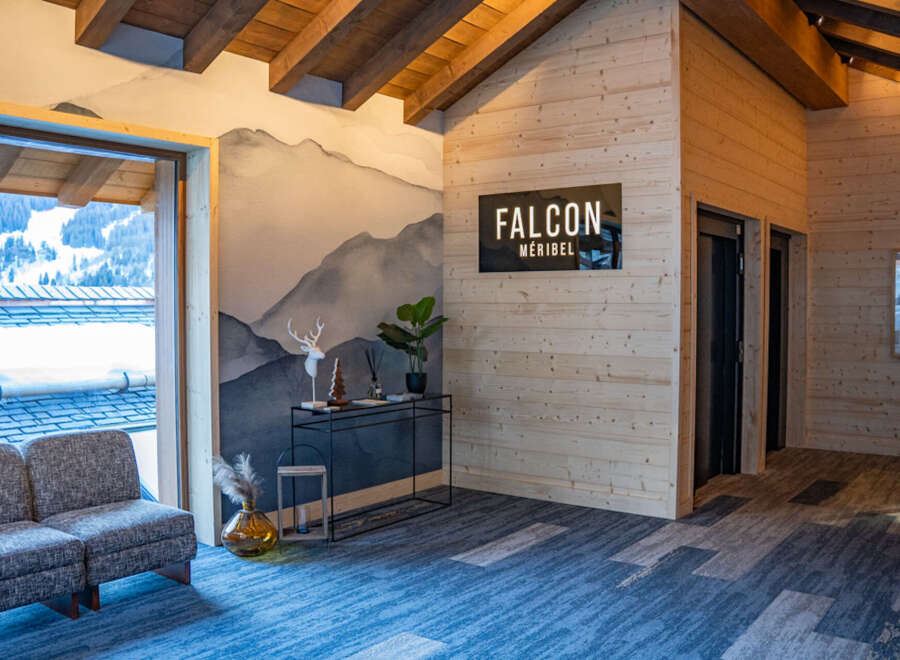This stunning chalet boasts a spacious and inviting lobby, featuring a cozy seating area with a mountain view.