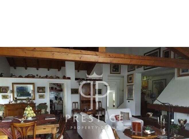 Discover the charm of this exquisite property, featuring a warm and inviting living space.