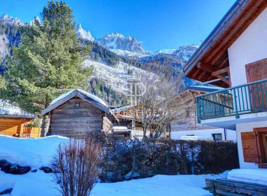 Discover a stunning mountain retreat with breathtaking views.