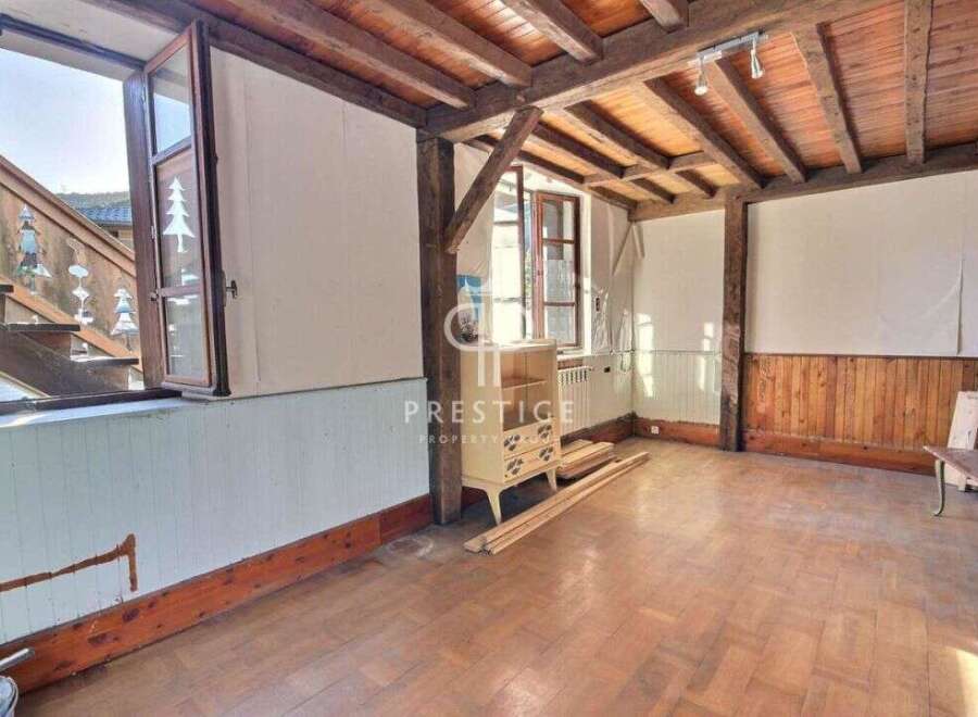 Discover the charm of this unique property, featuring exposed wooden beams and a warm, inviting atmosphere.
