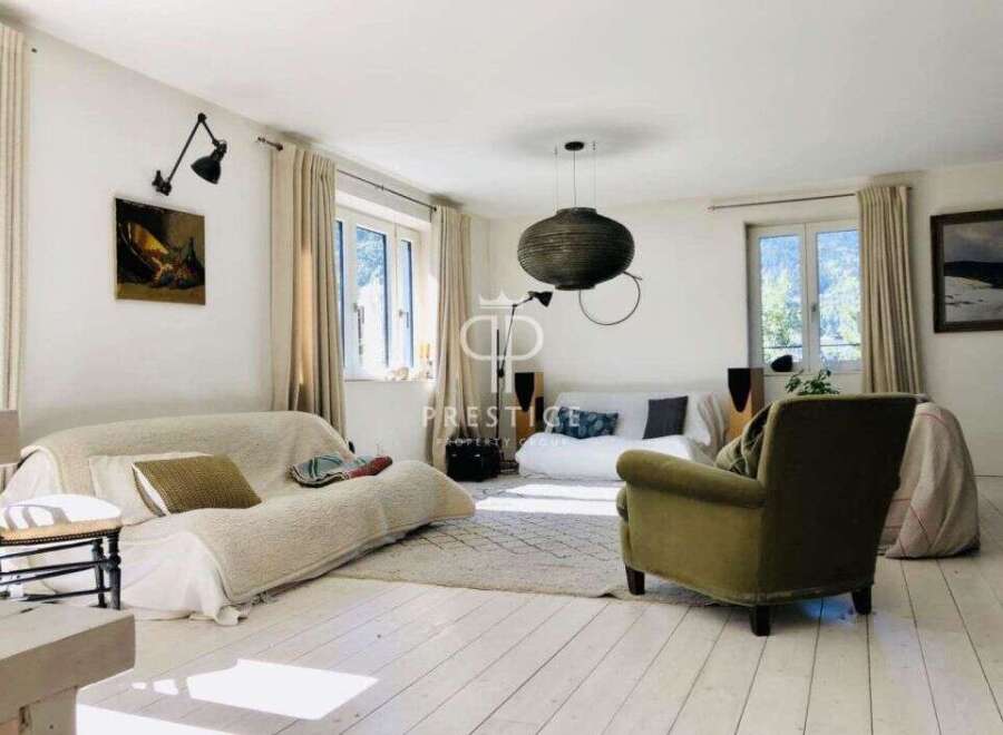 Discover a stunning property with a bright and airy living space, perfect for relaxation and entertaining.