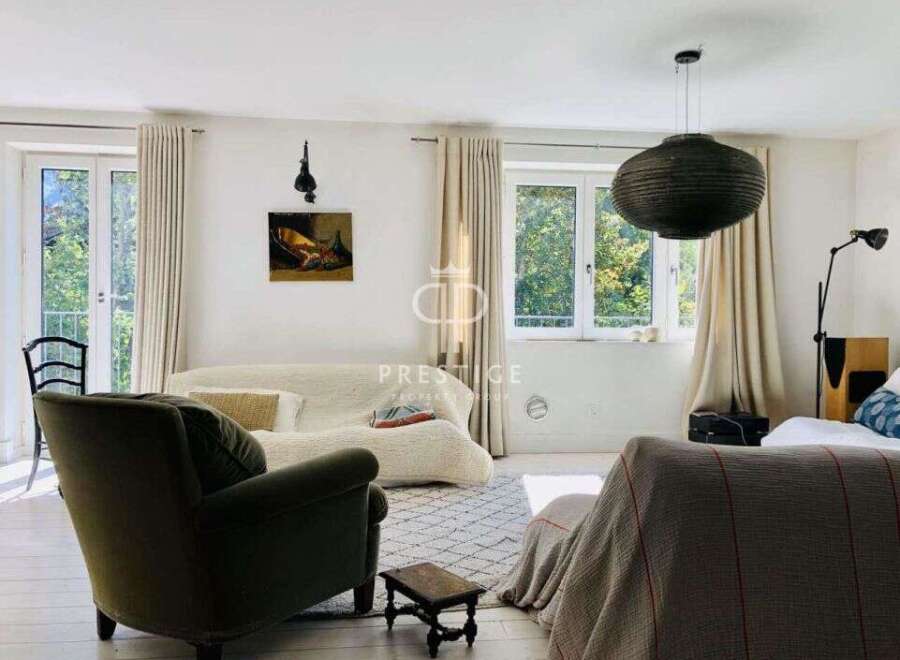 Discover a bright and airy living space, perfect for relaxation and entertaining.