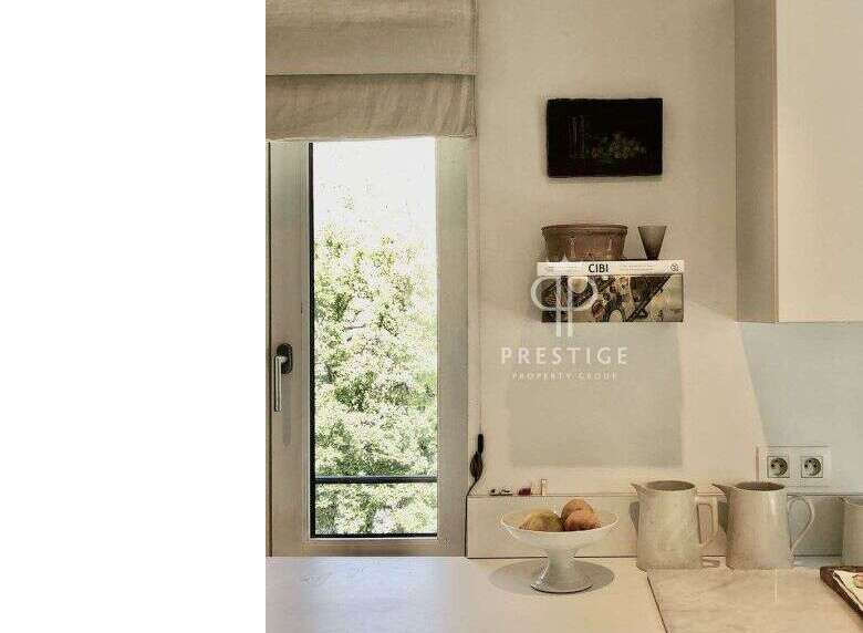 Discover a bright and airy kitchen with a modern design.