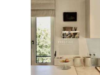 Discover a bright and airy kitchen with a modern design.