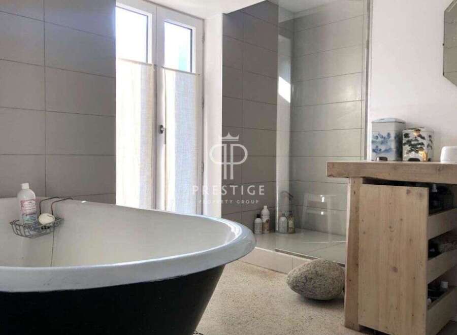 Discover luxury living in this stunning property! Featuring a modern bathroom with a sleek shower and a relaxing bathtub, perfect for unwinding.