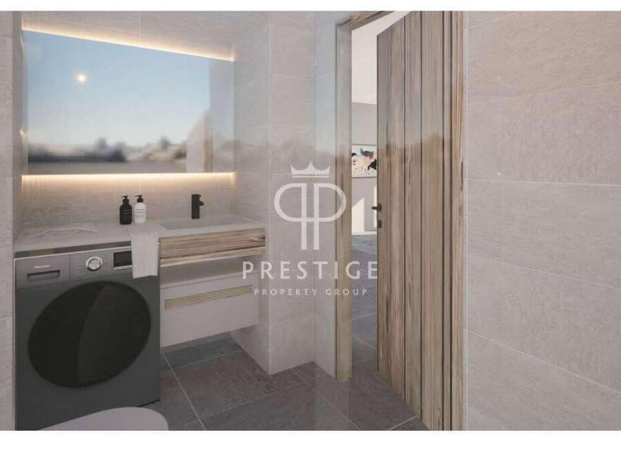 Discover modern luxury in this stunning bathroom design.