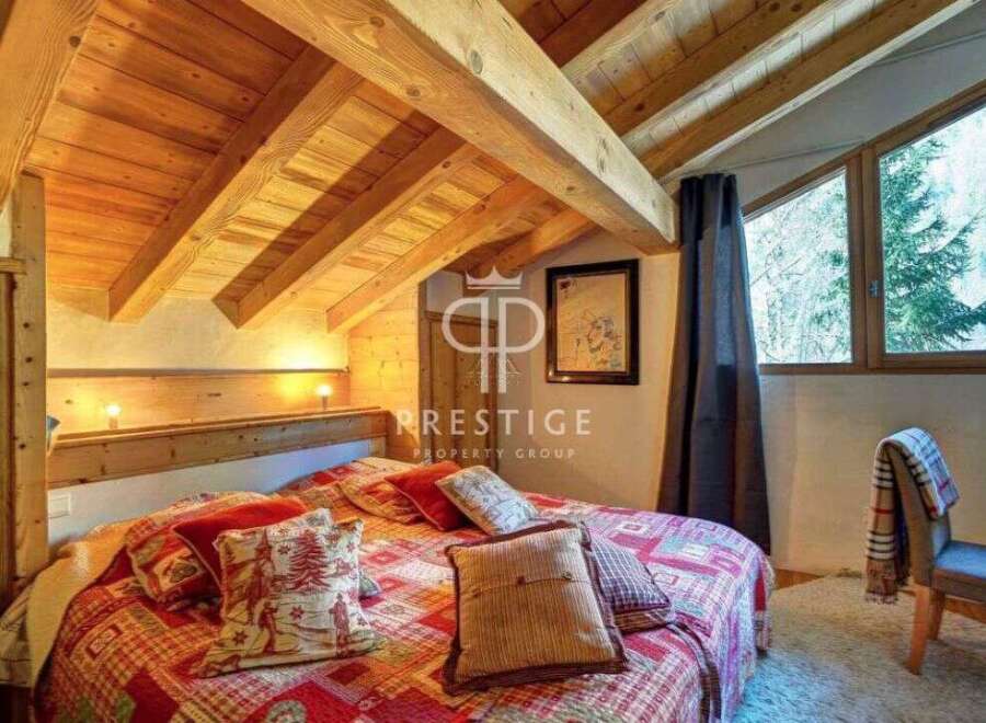 Discover the charm of this cozy bedroom, featuring a stunning wooden ceiling and a warm, inviting atmosphere.