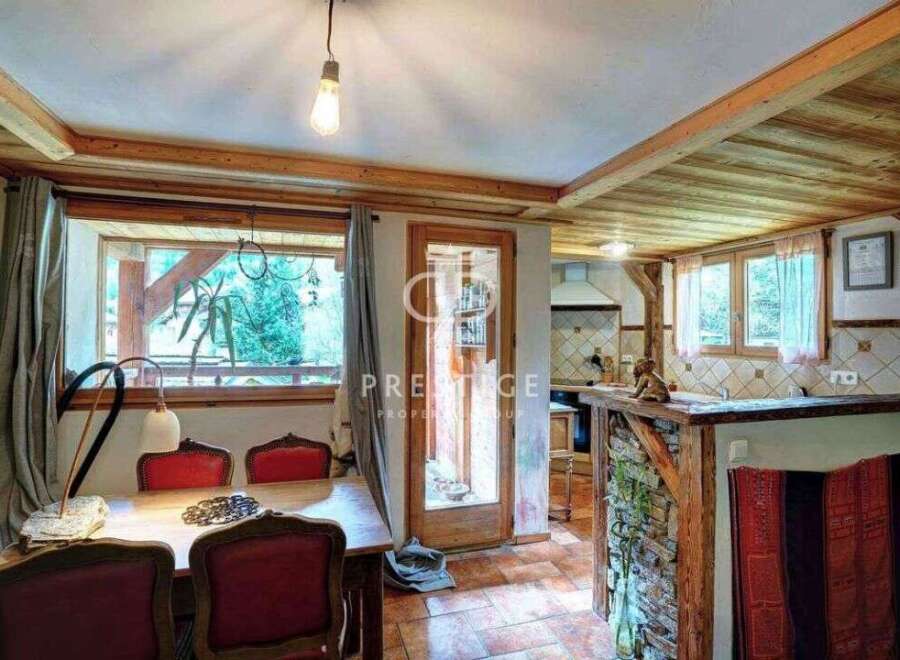 Discover the charm of this rustic property, featuring exposed wooden beams and a cozy atmosphere.