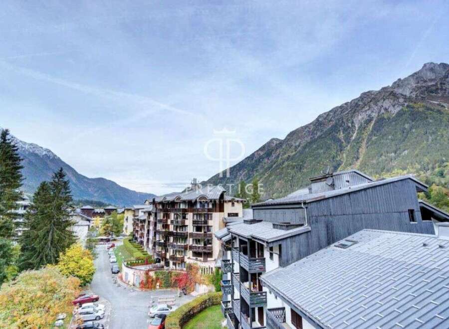 Discover a stunning property nestled in a picturesque mountain setting.