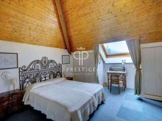 Discover the charm of this unique bedroom with its stunning wooden ceiling and cozy ambiance.
