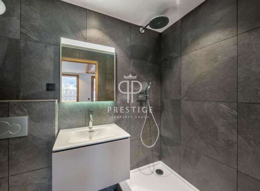 Discover modern luxury in this stunning bathroom.