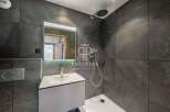 Discover modern luxury in this stunning bathroom.