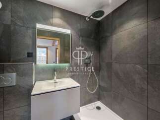 Discover modern luxury in this stunning bathroom.