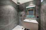 Discover modern luxury in this stunning bathroom.