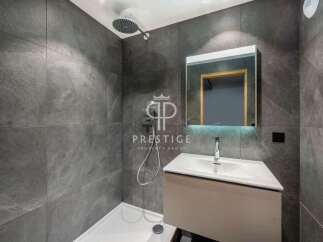 Discover modern luxury in this stunning bathroom.