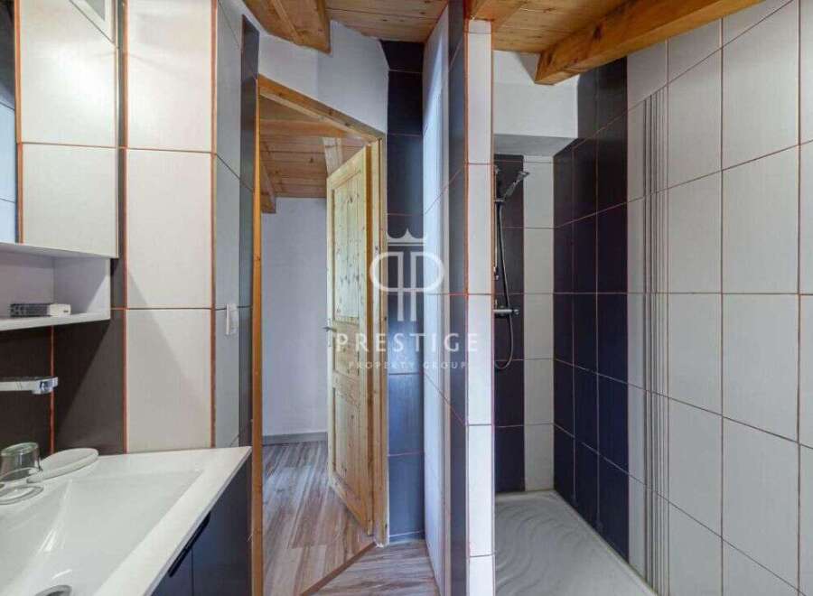 Discover a charming bathroom with a unique design.