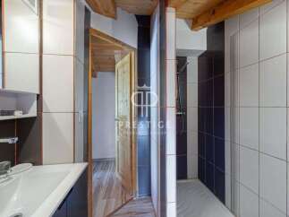 Discover a charming bathroom with a unique design.