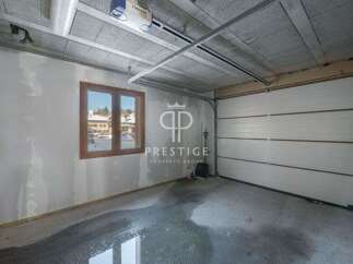 Discover this property's spacious garage, perfect for parking and storage.