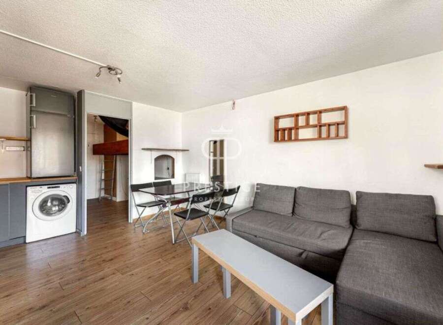 Discover this charming property featuring a well-equipped kitchen with a refrigerator and washing machine.