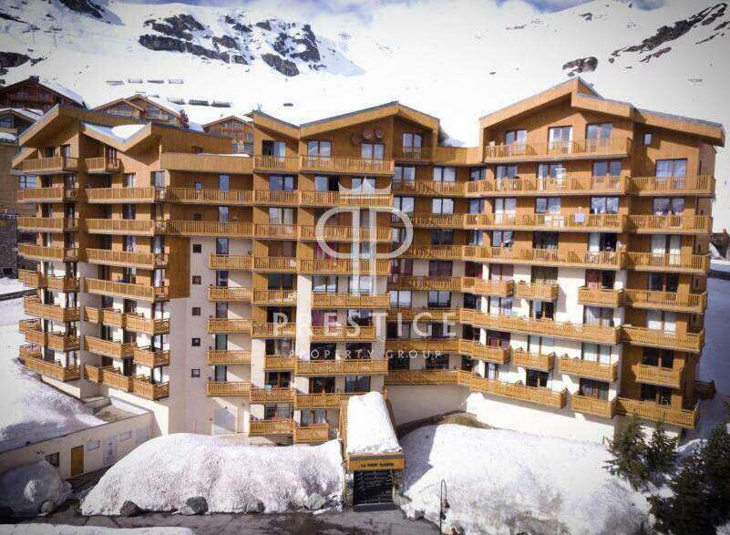 Discover luxury living in this stunning ski-in/ski-out property.