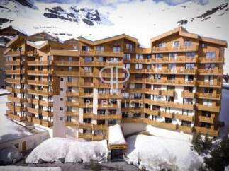 Discover luxury living in this stunning ski-in/ski-out property.