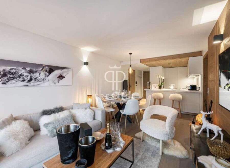Experience luxury living in this stunning property, perfect for a sophisticated getaway.