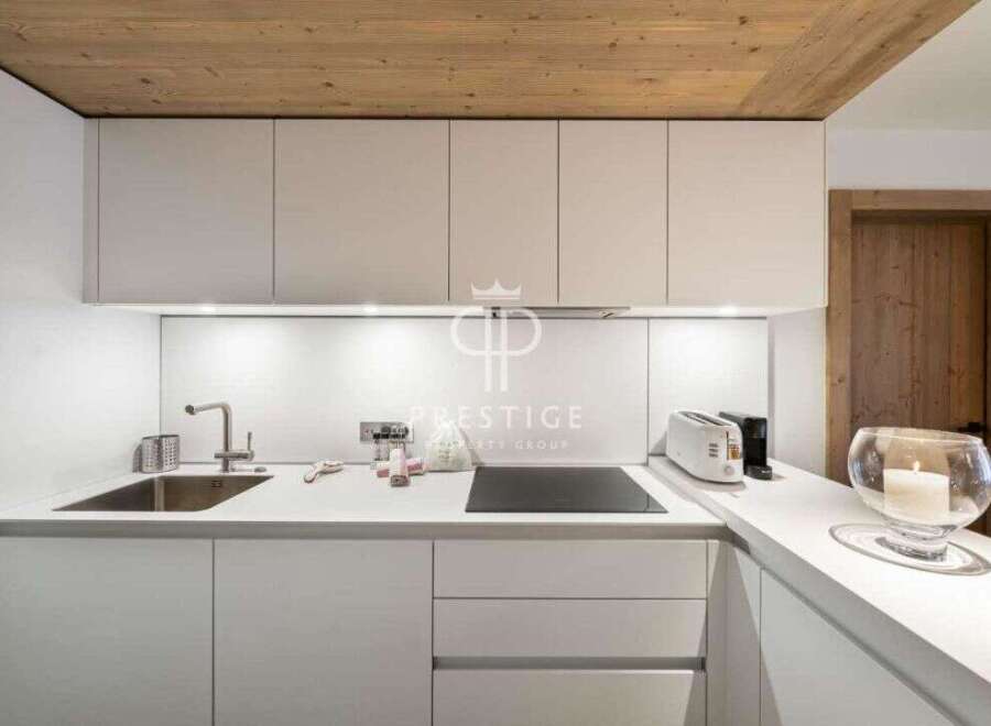 Discover modern elegance in this stunning kitchen.