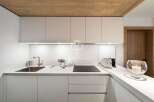 Discover modern elegance in this stunning kitchen.
