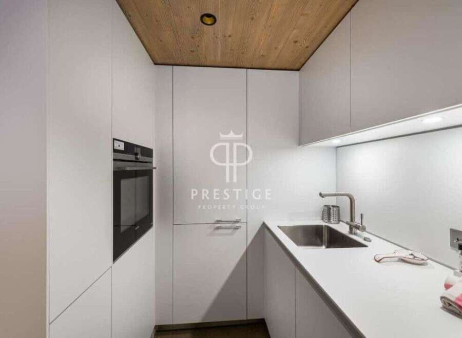 Discover modern elegance in this stunning kitchen.