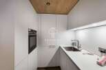 Discover modern elegance in this stunning kitchen.