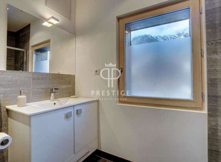 Discover a luxurious bathroom with a modern design.