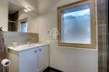 Discover a luxurious bathroom with a modern design.