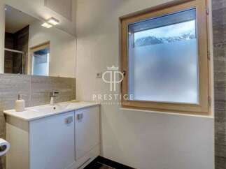 Discover a luxurious bathroom with a modern design.