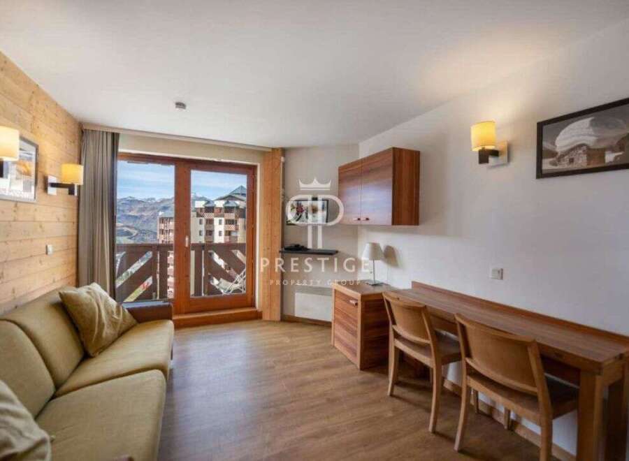 Discover a cozy apartment with stunning mountain views.