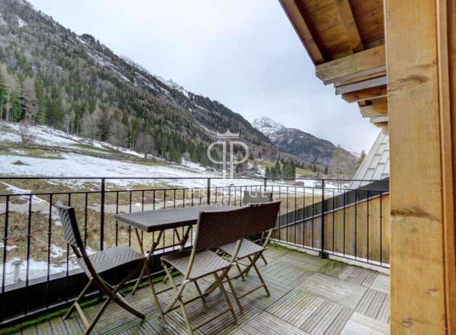 Enjoy breathtaking mountain views from this stunning property.