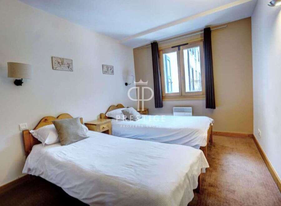 Discover a cozy bedroom featuring two comfortable beds, perfect for a relaxing stay.
