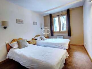 Discover a cozy bedroom featuring two comfortable beds, perfect for a relaxing stay.
