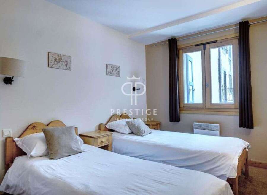 Discover a cozy bedroom featuring two comfortable beds, perfect for a relaxing stay.