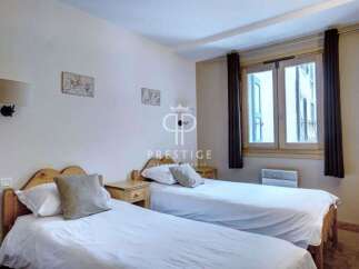 Discover a cozy bedroom featuring two comfortable beds, perfect for a relaxing stay.