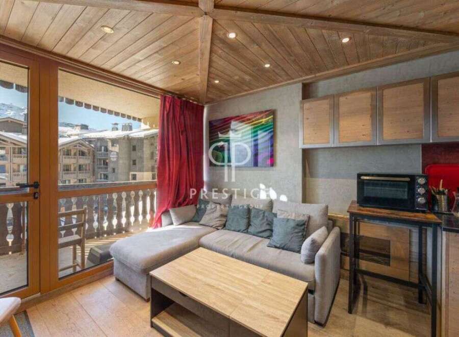 Discover a cozy mountain retreat with stunning views! This charming property features a comfortable living area, perfect for relaxing after a day on the slopes.